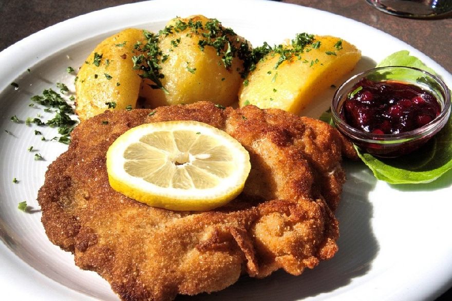 Leckeres deutsches Essen wie Schnitzel mit Jäger Soße oder Zigeunersoßebei Omas Cafe Eck in Auetal direkt bei der Autobahn A 2.
